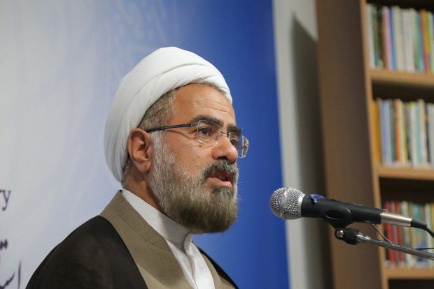 مکاتب غرب انسان را از درون تهی کرد/ جهان را متوجه نهضت حسینی کنیم