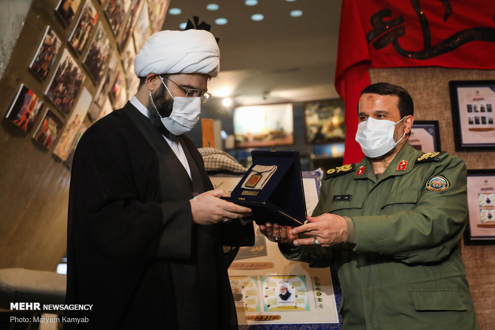 اعطای تندیس خادمی شهدا به رئیس سازمان تبلیغات اسلامی